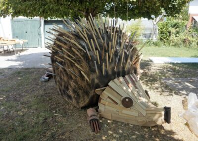 Riccio gigante con rotoballa di paglia e legno