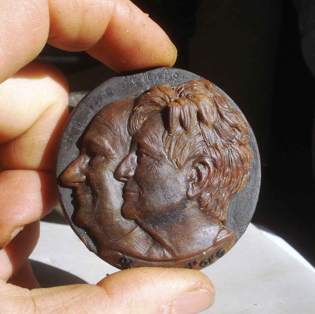 arte-sacra-mutto-papa-francesco Miniatura Uomo e Donna con Tecnica a Bassorilievo